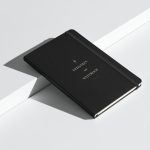 Schwarzes Hardcover-Notizbuch „Gedanken mit Weitblick“ mit heller Typografie, schräg aufgestellt.