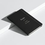 Schwarzes Hardcover-Notizbuch „Danke für deine leisen Wunder“, schräge Ansicht mit heller Typografie.