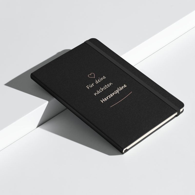 Schwarzes Hardcover-Notizbuch „Für deine nächsten Herzenspläne“ mit cremefarbener Handschrift