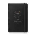 Schwarzes Hardcover-Notizbuch „Meine Gedanken ziehen Sternenbahnen“ mit heller Schrift und Umlaufbahnen