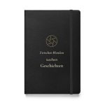 Schwarzes Hardcover-Notizbuch mit „Zwischen Blenden wachsen Geschichten“ und Blendenmotiv – Vorderansicht