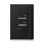 Schwarzes Hardcover-Notizbuch „Erst knusprig, dann notiert“ mit heller kräftiger Typografie – Vorderansicht