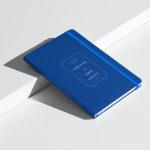 Blaues Hardcover-Notizbuch „Leseglück und eigene Zeilen“ im klassischen Buchdesign, schräge Ansicht.