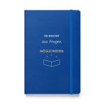 Blaues Hardcover-Notizbuch „Du machst aus Fragen Möglichkeiten“ mit heller Schrift und Buchmotiv