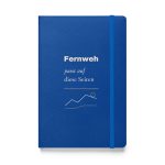 Blaues Hardcover-Notizbuch „Fernweh passt auf diese Seiten“ mit cremefarbener Schrift und goldfarbenen Linien – Vorderansicht