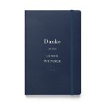 Marineblaues Hardcover-Notizbuch „Danke für deine leisen Wunder“ mit elfenbeinfarbener Typografie und kleinem goldfarbenem Ornament, Vorderansicht.