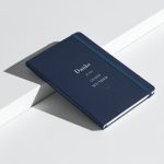 Marineblaues Hardcover-Notizbuch „Danke für deine leisen Wunder“, schräge Ansicht mit heller Typografie.
