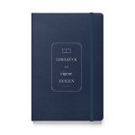 Marineblaues Hardcover-Notizbuch „Leseglück und eigene Zeilen“ mit elfenbeinfarbener Schrift, Buchsymbol und hellblauem Rahmen, Vorderansicht.