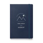 Marineblaues Hardcover-Notizbuch „Meine Umwege haben Aussicht“ mit cremefarbenen Bergen und salbeigrüner Sonne