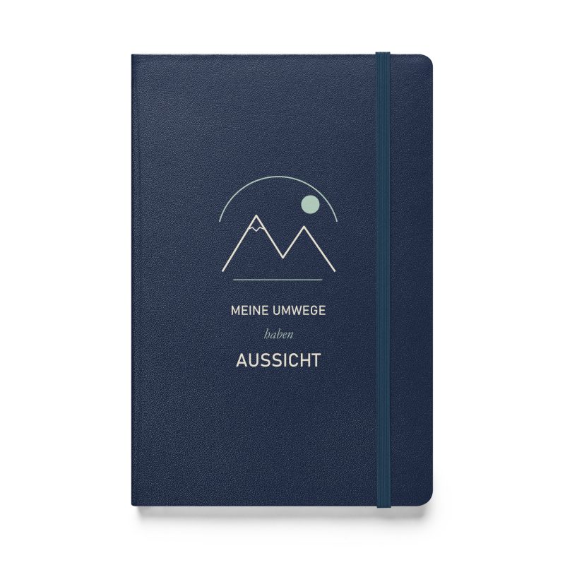 Marineblaues Hardcover-Notizbuch „Meine Umwege haben Aussicht“ mit cremefarbenen Bergen und salbeigrüner Sonne