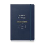 Marineblaues Hardcover-Notizbuch „Du machst aus Fragen Möglichkeiten“ mit offenem Buch und kleinen Strahlen
