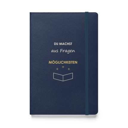Marineblaues Hardcover-Notizbuch „Du machst aus Fragen Möglichkeiten“ mit offenem Buch und kleinen Strahlen