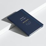 Marineblaues Hardcover-Notizbuch „Du machst aus Fragen Möglichkeiten“, schräge Ansicht