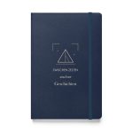 Marineblaues Hardcover-Notizbuch „Zwischen Zelten wachsen Geschichten“, Vorderseite