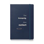 Notizbuch in Navy mit cremefarbener Schrift „Erst knusprig, dann notiert“ und kupferfarbenem Nudelholz – Vorderansicht