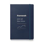 Hardcover-Notizbuch in Navy „Fernweh passt auf diese Seiten“ mit cremefarbener Typografie und Berglinien – Vorderansicht