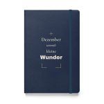 Marineblaues Hardcover-Notizbuch „Dezember sammelt kleine Wunder“ mit cremefarbener Schrift und goldfarbenen Winkeln – Vorderansicht