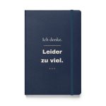 Navyfarbenes Notizbuch mit cremefarbener Schrift „Ich denke. Leider zu viel.“ und goldfarbenen Akzenten, Vorderansicht.