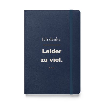 Navyfarbenes Notizbuch mit cremefarbener Schrift „Ich denke. Leider zu viel.“ und goldfarbenen Akzenten, Vorderansicht.