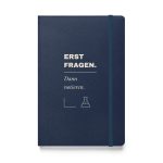 Navyfarbenes Notizbuch mit cremefarbener Schrift „Erst fragen. Dann notieren.“ und Kolbenzeichnung, Vorderansicht.