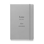Silberfarbenes Hardcover-Notizbuch „Leise Zeilen, klare Gedanken“ mit dunkler Typografie und goldfarbener Linie, Vorderansicht.