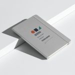 Silbernes Hardcover-Notizbuch mit dunkler geometrischer Typografie „Ideen brauchen keinen Feierabend“
