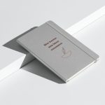 Silbernes Hardcover-Notizbuch „Hier kneten sich Ideen zusammen“ mit brauner Typografie