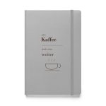Silbernes Hardcover-Notizbuch „Mein Kaffee denkt schon weiter“ mit dunkelbrauner Schrift und Tassenmotiv