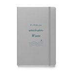 Silbernes Hardcover-Notizbuch „Wo Wellen sind, wachsen Worte“ mit dunkler Petrolschrift und Wellenlinien