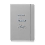 Silbernes Radfahrer-Notizbuch mit dunkelblauer Schrift und Fahrradmotiv, schräge Ansicht