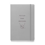 Silbernes Hardcover-Notizbuch „Mein Faden findet neue Zeilen“ mit pflaumenfarbener Schrift und Wollmotiv