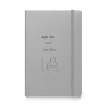 Silbernes Hardcover-Notizbuch „Aus Ton werden leise Ideen“ mit terrakottafarbener Schrift und Vasenzeichnung