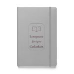 Silberfarbenes Hardcover-Notizbuch „Lesepause für eigene Gedanken“ mit weinroter Serifenschrift – Vorderansicht