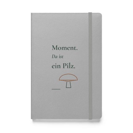 Silbernes Hardcover-Notizbuch „Moment. Da ist ein Pilz.“ mit dunkelgrüner Schrift und kupferbrauner Pilzkontur – Vorderansicht