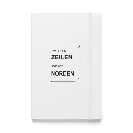 Weißes Hardcover-Notizbuch „Zwischen Zeilen liegt mein Norden“ mit schwarzer Schrift und petrolfarbener Navigationslinie, Vorderansicht.
