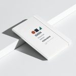 Weißes Hardcover-Notizbuch schräg aufgestellt mit „Ideen brauchen keinen Feierabend“