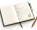 Notizbuch führen: Illustration eines offenen linierten Notizbuchs mit Aufgabenfeldern und kupferfarbenem Stift auf weißem Hintergrund.